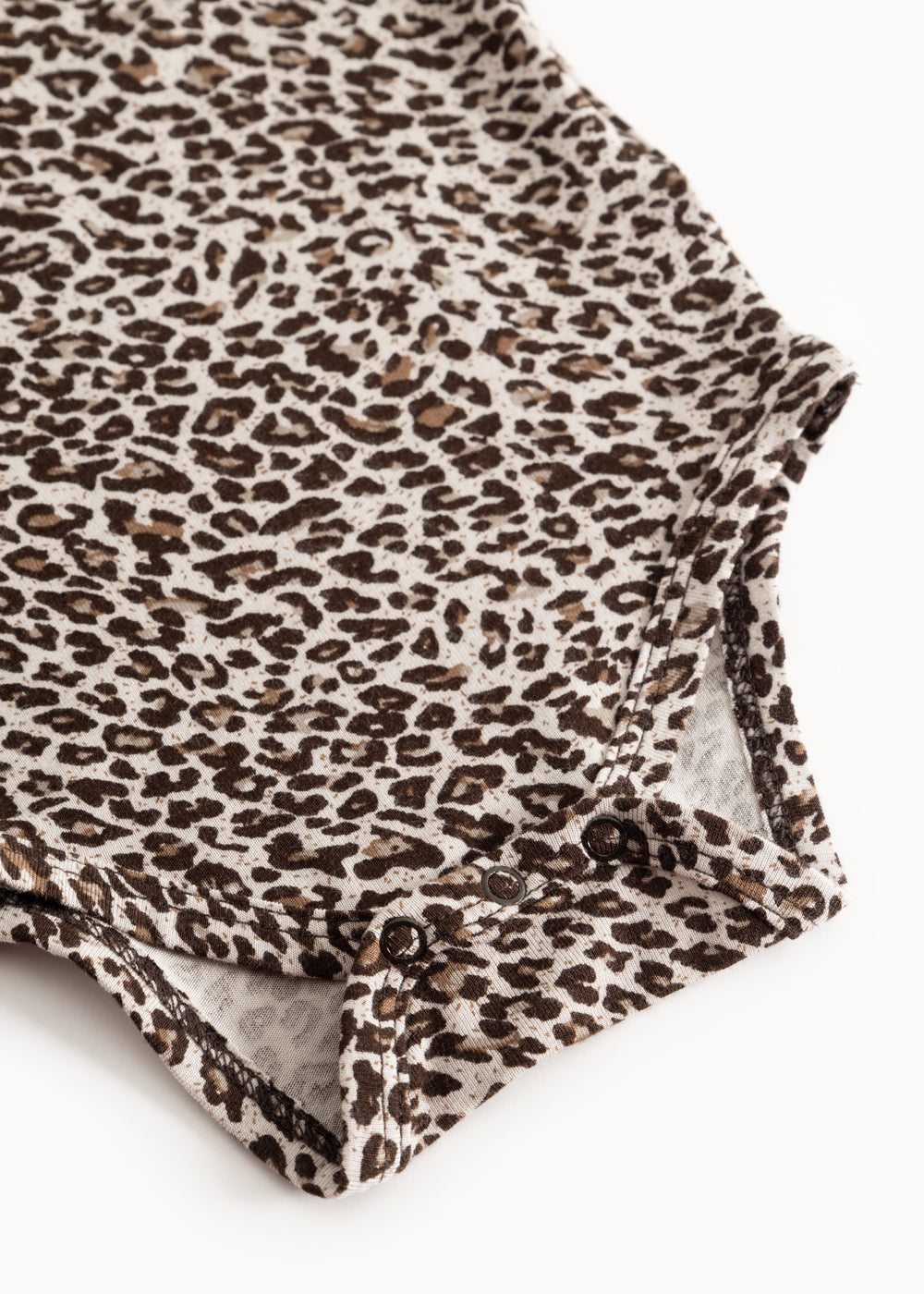 Leopardmønstret mørkebrun body med knapper ved benåbning