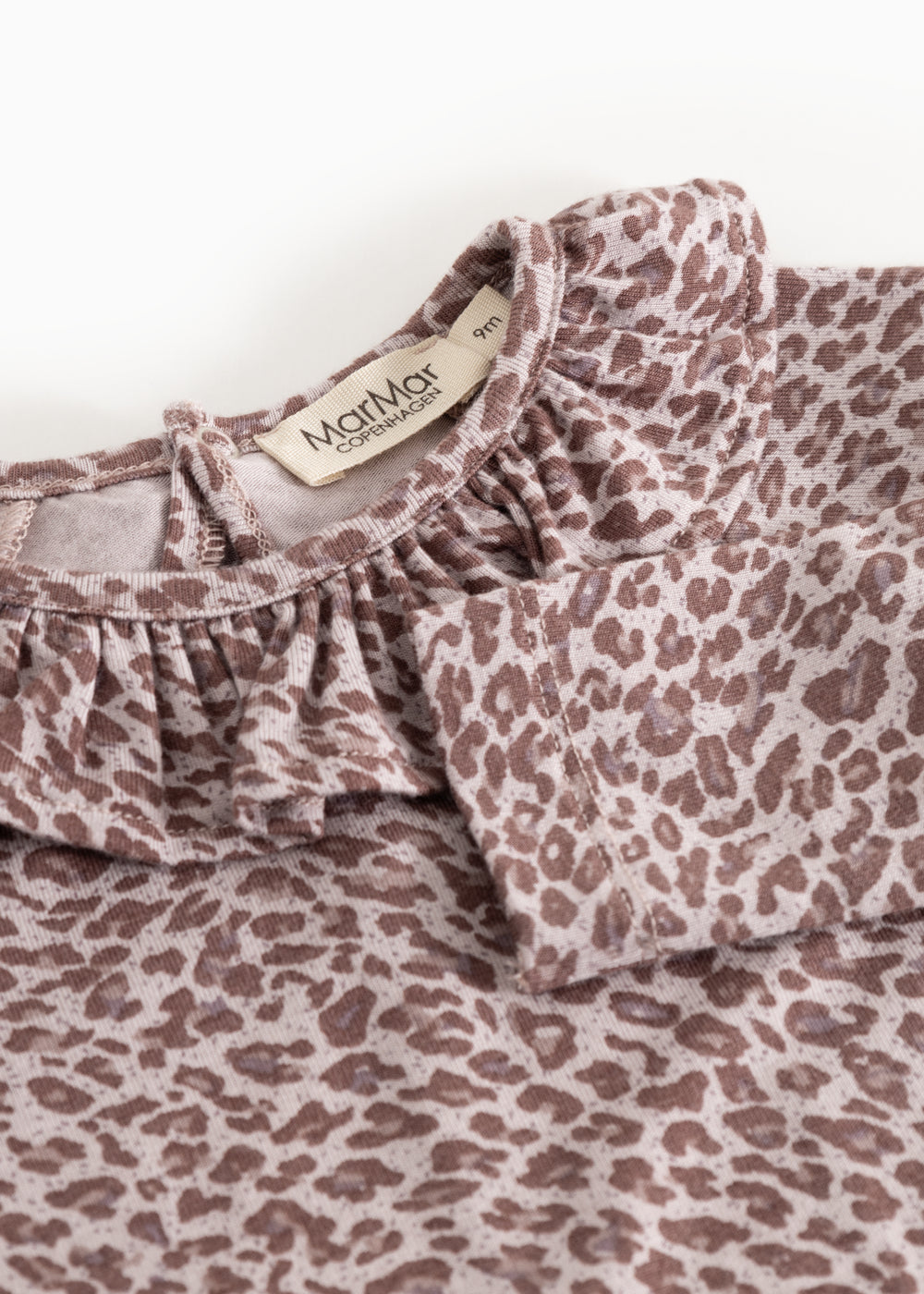 Baby-bodystocking med leopardprint i støvet lilla, rynket hals og mærkat i nakken