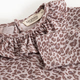 Baby-bodystocking med leopardprint i støvet lilla, rynket hals og mærkat i nakken
