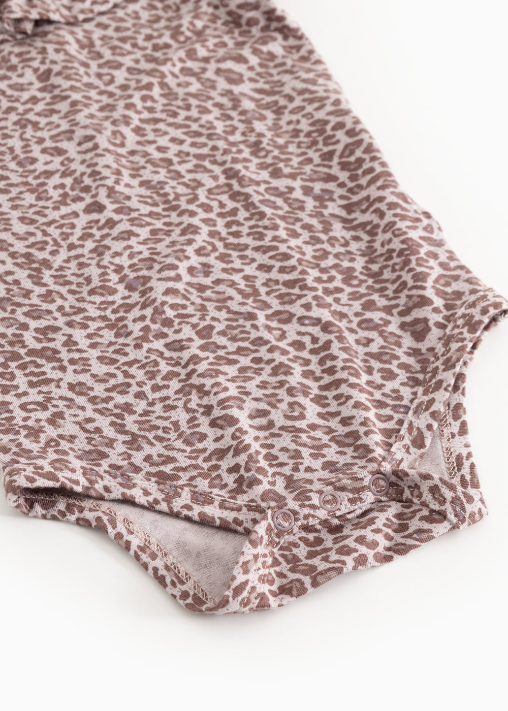 Baby-bodystocking med leopardmønster i støvet lilla og knaplukning ved benkanten