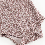 Baby-bodystocking med leopardmønster i støvet lilla og knaplukning ved benkanten