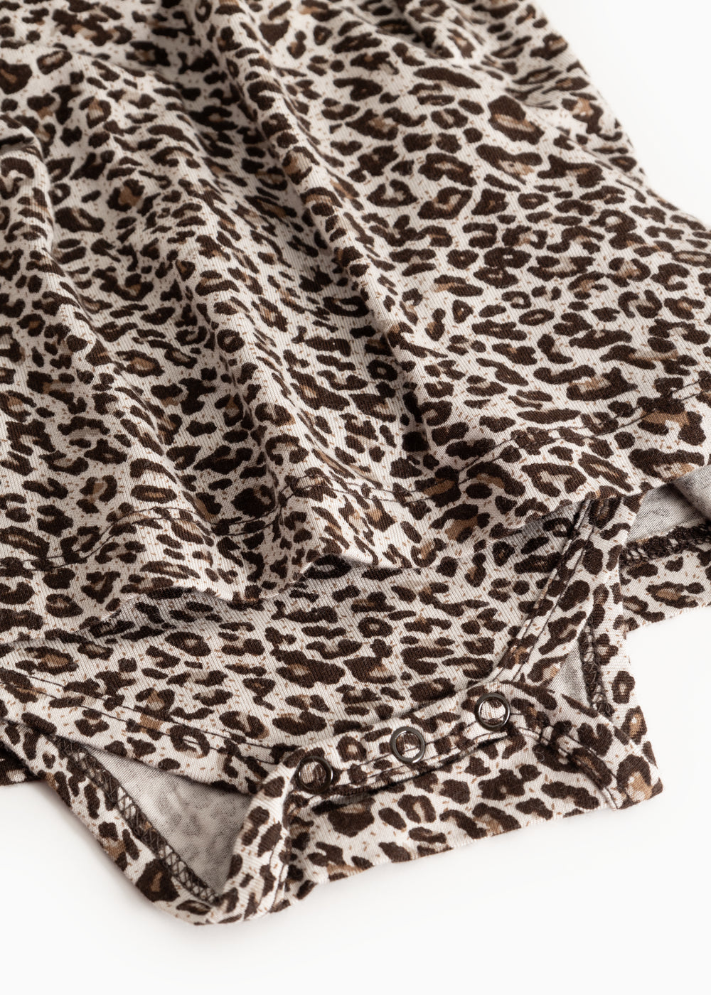 Leopardmønstret kjole med trykknapper i søm og rynket nederkant