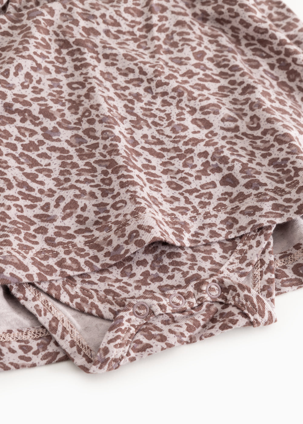 Leopardmønstret lys lilla kjole med knaplukning ved nederkant og rynker