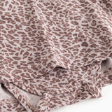 Leopardmønstret lys lilla kjole med knaplukning ved nederkant og rynker