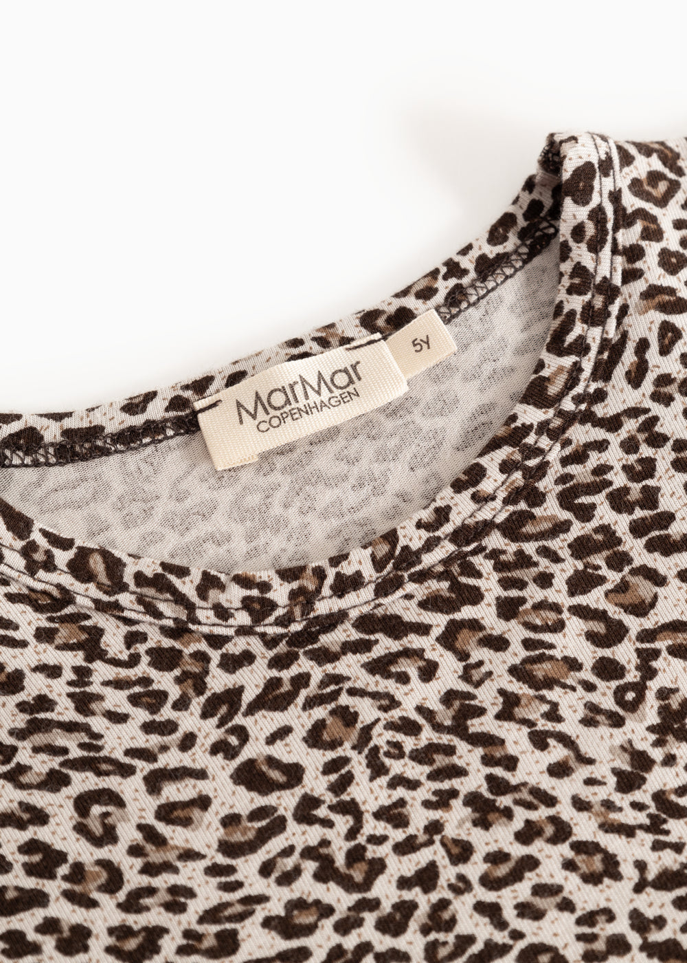 Leopardmønstret T-shirt med rund halsudskæring; MarMar Copenhagen-etiket