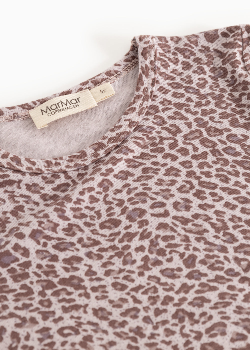 Leo T-shirt i støvet lilla med leopardmønster, rund hals og MarMar Copenhagen-mærke