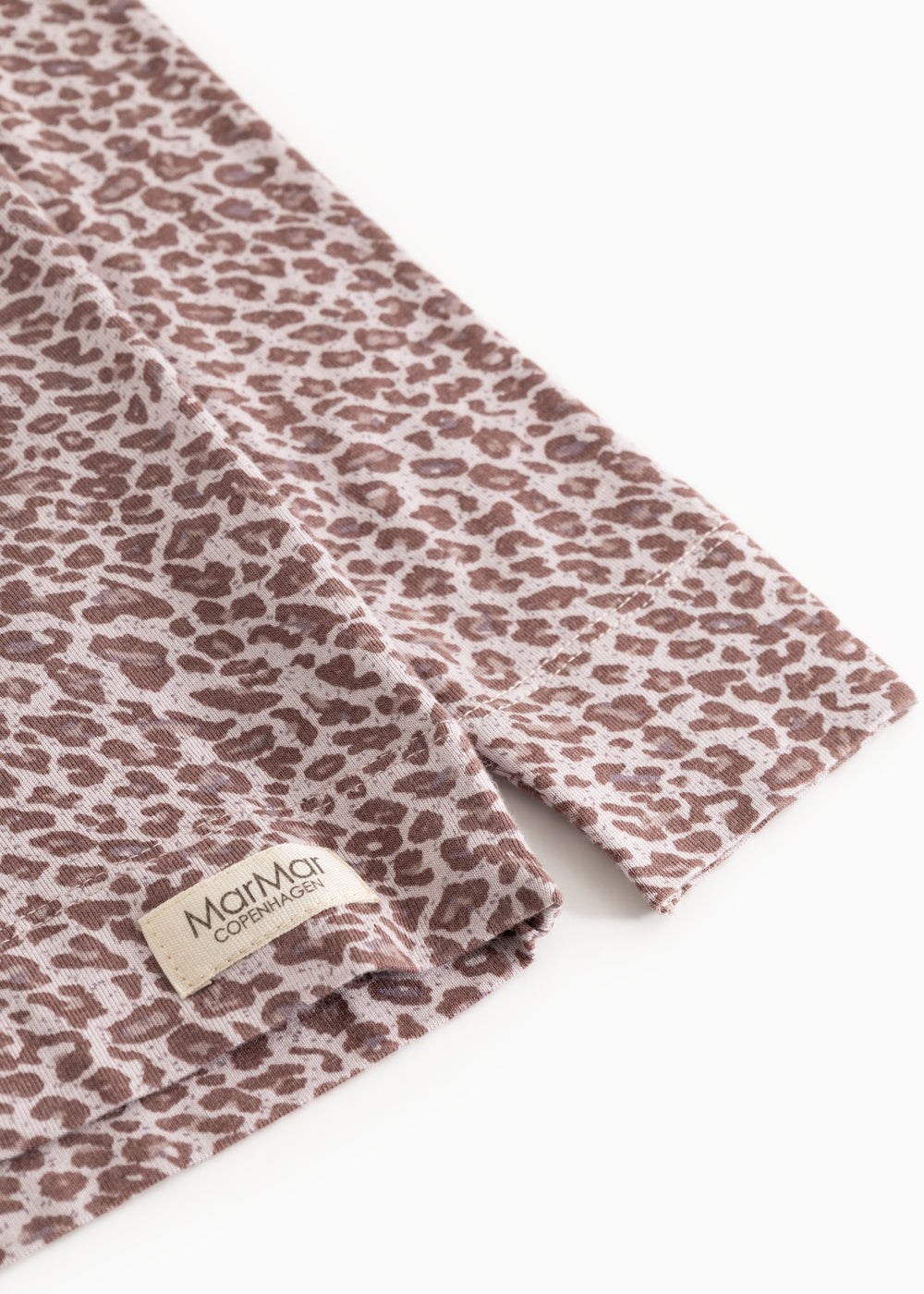 Leo T-shirt i støvet lilla med leopardmønster, nederkant og mærkeetiket