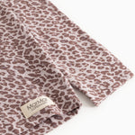 Leo T-shirt i støvet lilla med leopardmønster, nederkant og mærkeetiket