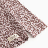 Leo T-shirt i støvet lilla med leopardmønster, nederkant og mærkeetiket