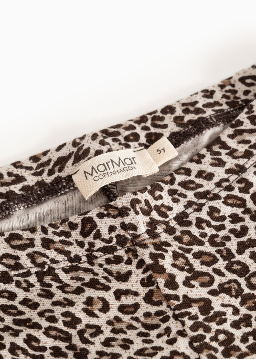 Leo Leg leggings med mærke i linningen og mørk brun leo-print