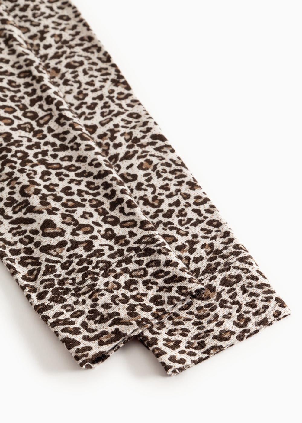Leo Leg leggings: close-up af mørk brun leo-print ved benkant