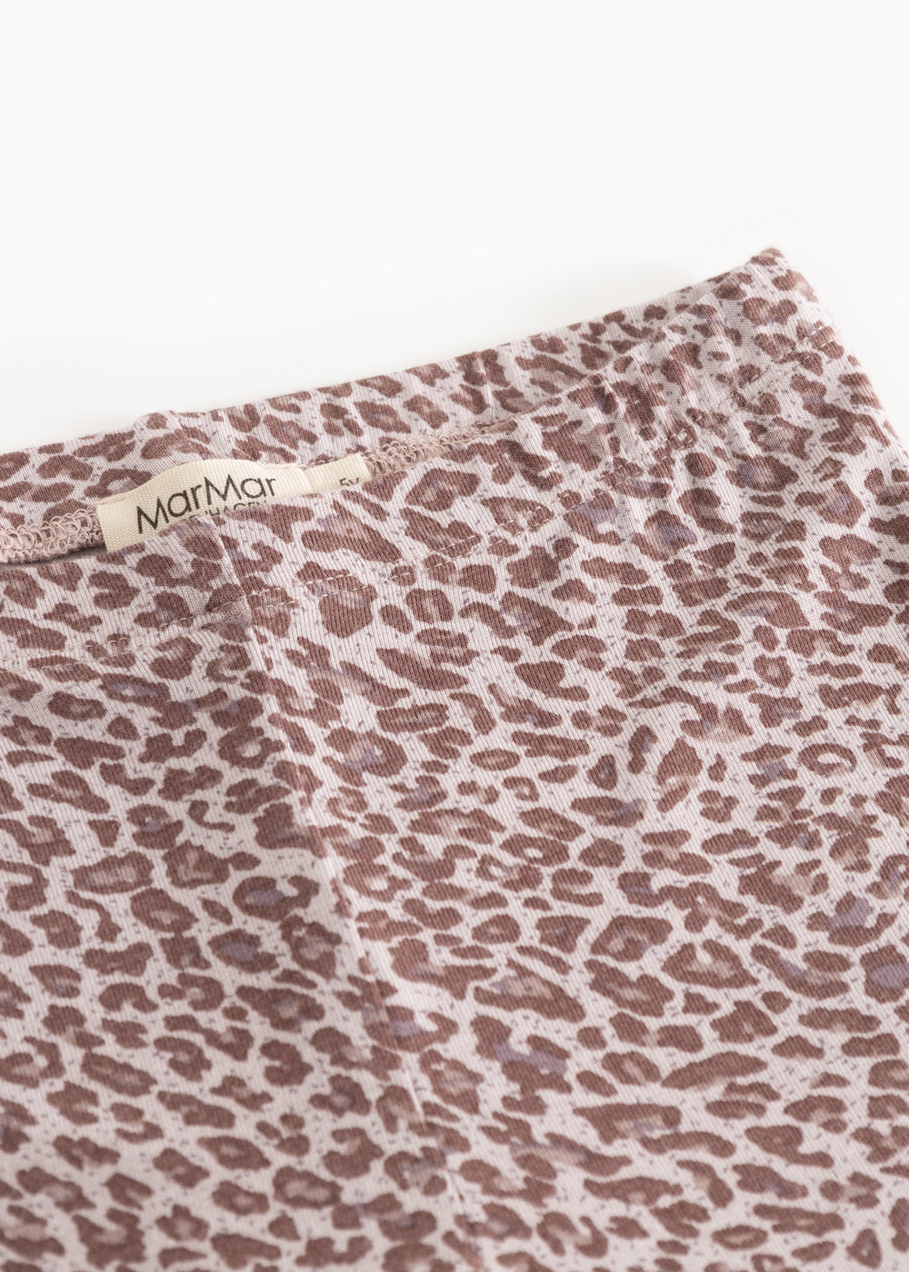 Leggings stofnærbillede med Marmar-logo og støvet lilla leo-printe.
