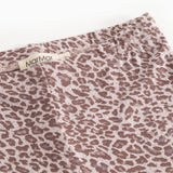 Leggings stofnærbillede med Marmar-logo og støvet lilla leo-printe.