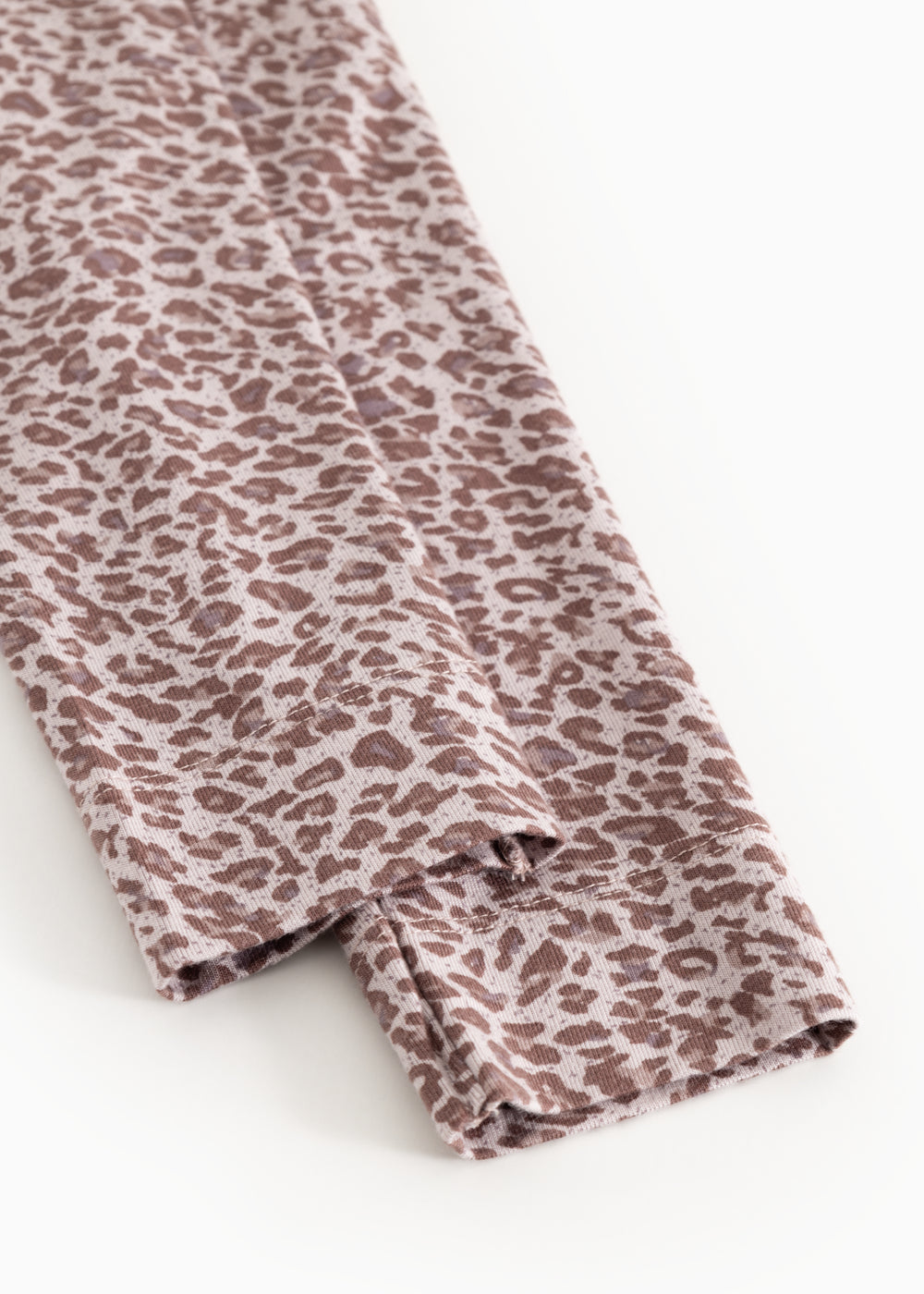 Leggings med støvet lilla leo-mønster, tæt ved anklen.