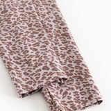 Leggings med støvet lilla leo-mønster, tæt ved anklen.