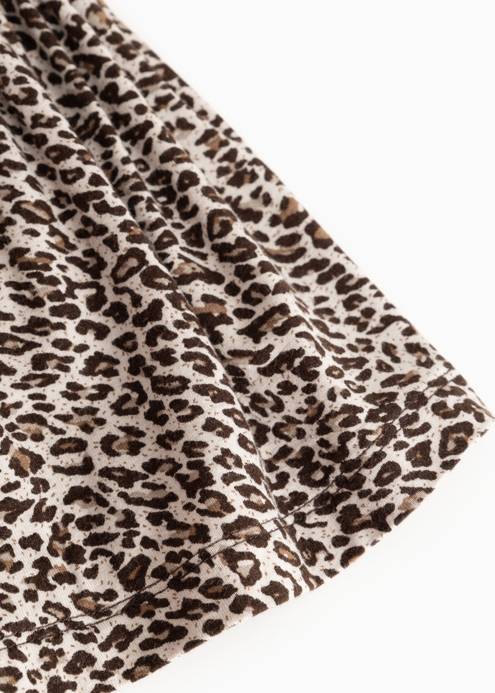Nederdel med leopardmønster i mørk brun og beige, rynket stofdetalje