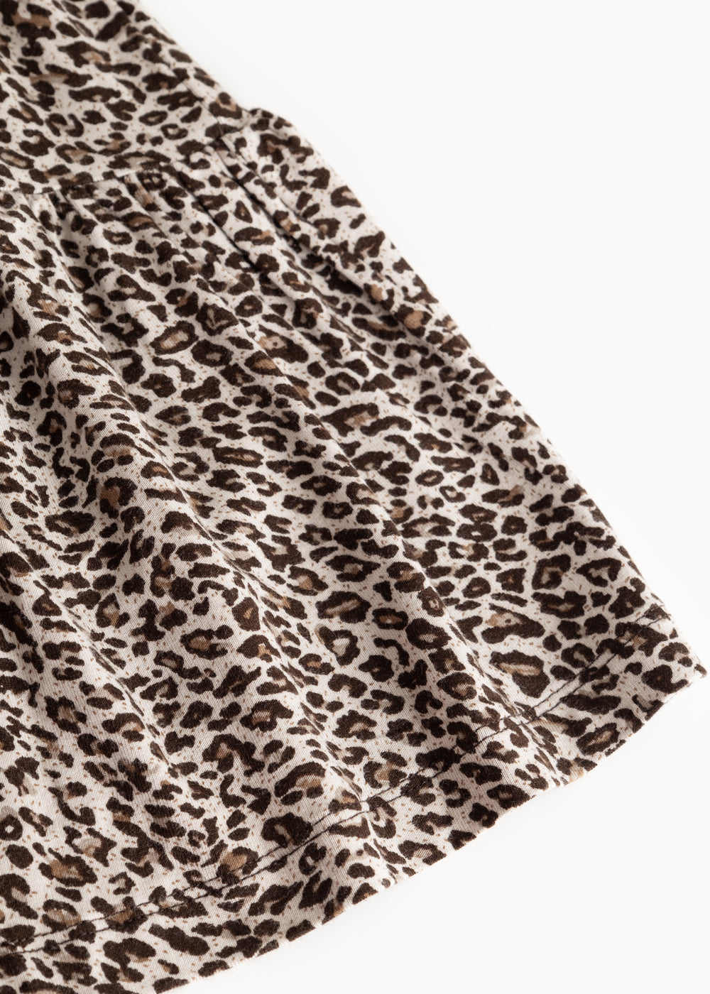 Detalje af leopardmønstret kjolestof med mørkebrune mønstre