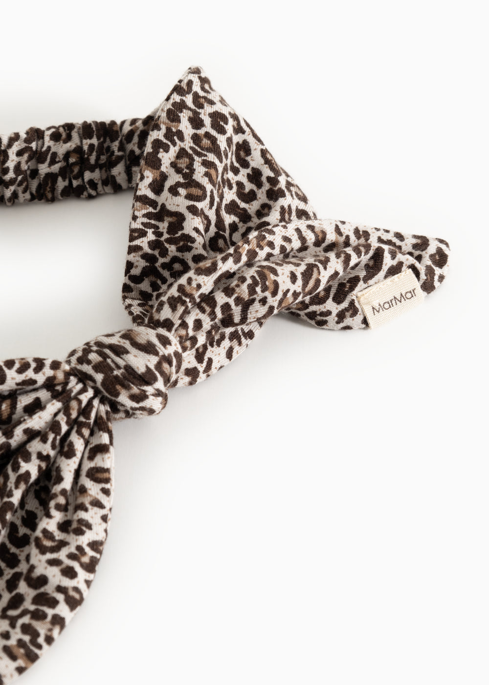 Leopardmønstret hårbånd i mørkebrun og beige med knude og mærkat på siden