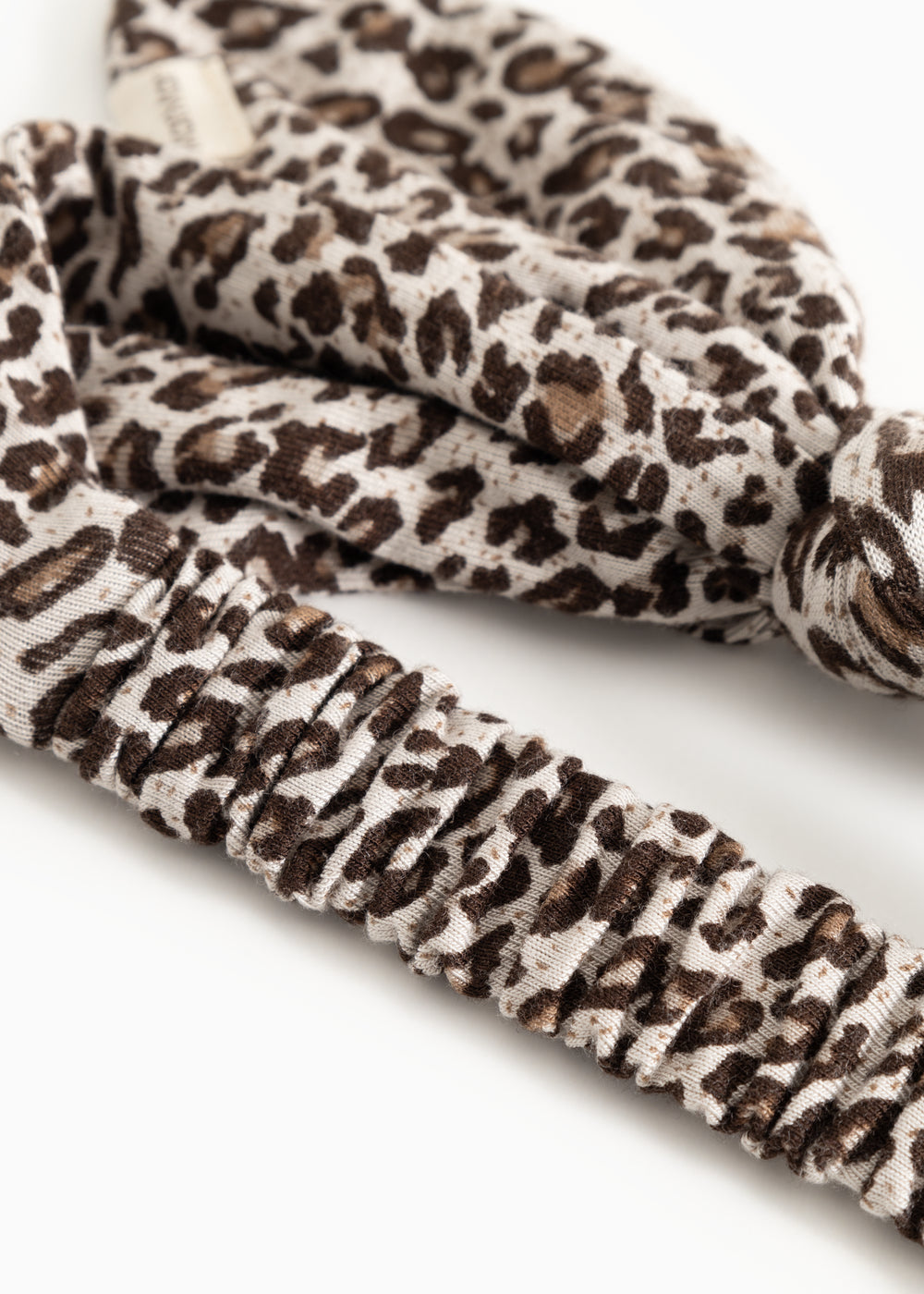 Leopardmønstret hårbånd i mørkebrun og beige med rynket kant og knude