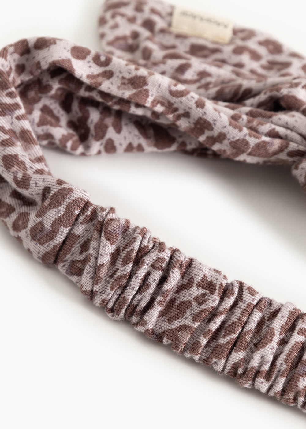 Hårbånd med leopardmønster i støvet lilla og rynket elastik langs kanten.