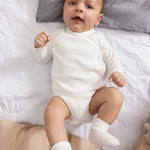 Hvide babysokker med ribkant på baby