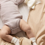 Hvide babysokker i ribstrik på baby, bølget manchet