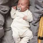 Hvide baby-booties på lille baby, med flæsekant og MarMar-logo