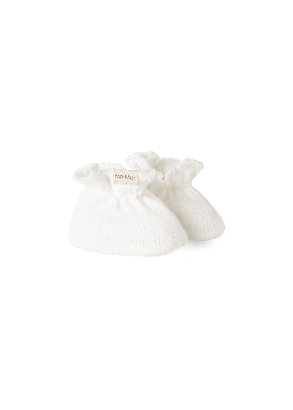 Par af hvide baby-booties med snørelignende krave og MarMar-logo ved indersiden