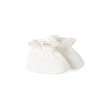 Par af hvide baby-booties med snørelignende krave og MarMar-logo ved indersiden
