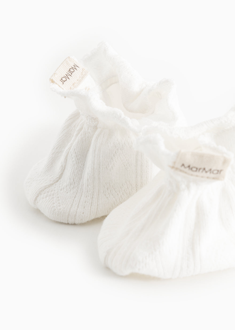 Hvide baby-booties med MarMar-mærke og elastisk kant ved anklen