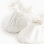 Hvide baby-booties med MarMar-mærke og elastisk kant ved anklen