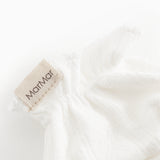 Hvide baby-booties med MarMar tekstiletikette og blød flæsekant ved åbningen