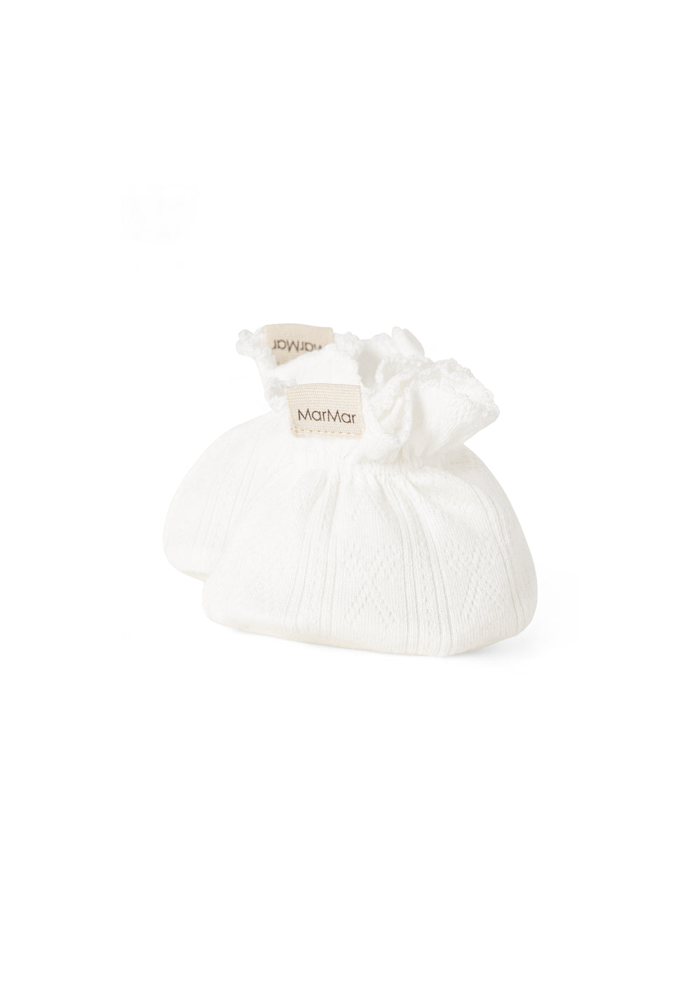 Hvide baby-booties i blødt stof med flæsekant og MarMar-mærke