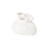 Hvide baby-booties i blødt stof med flæsekant og MarMar-mærke