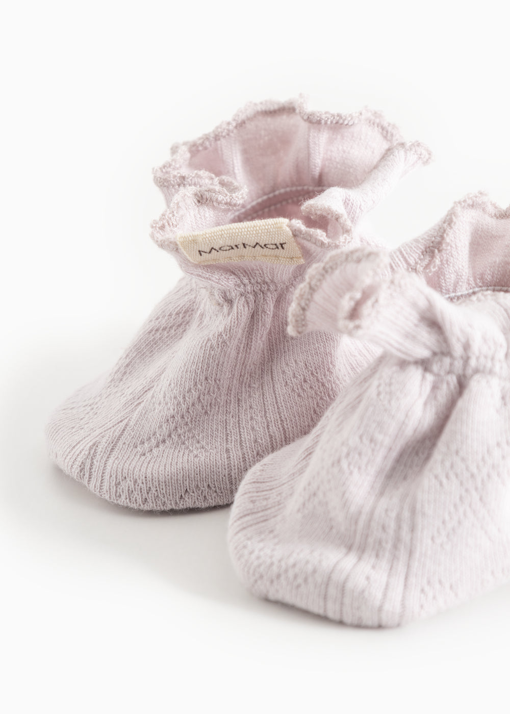 Par babybootsies med blød foring og rynket kant; grå-lavendel strik, Marmar.