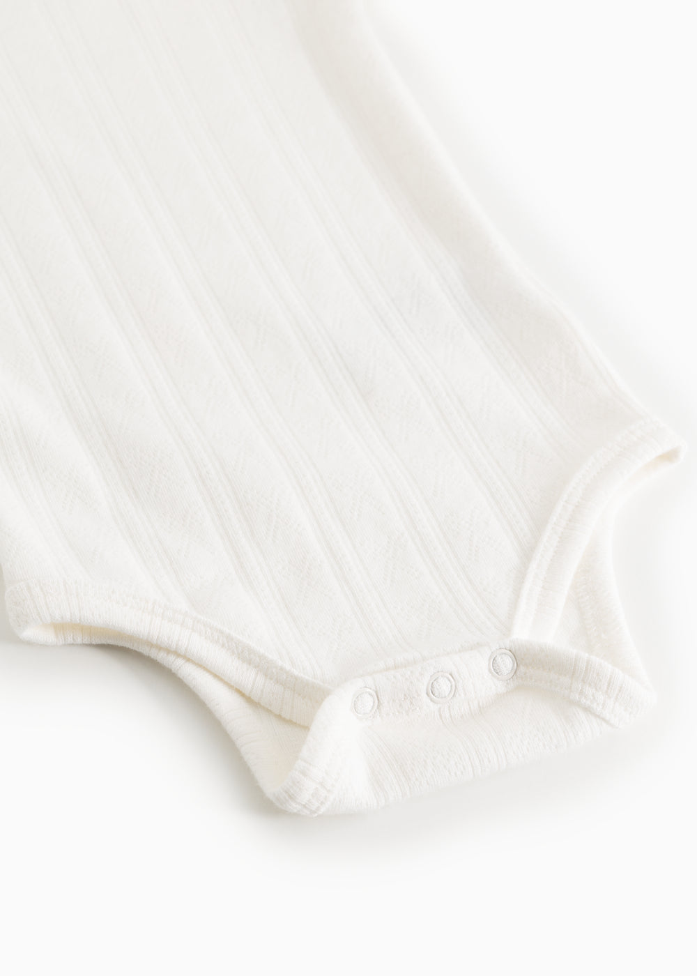 Hvid bodystocking i ribbet stof med trykknapper ved skridtet