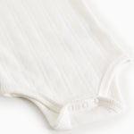 Hvid bodystocking i ribbet stof med trykknapper ved skridtet