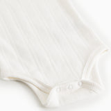 Hvid bodystocking i ribbet stof med trykknapper ved skridtet