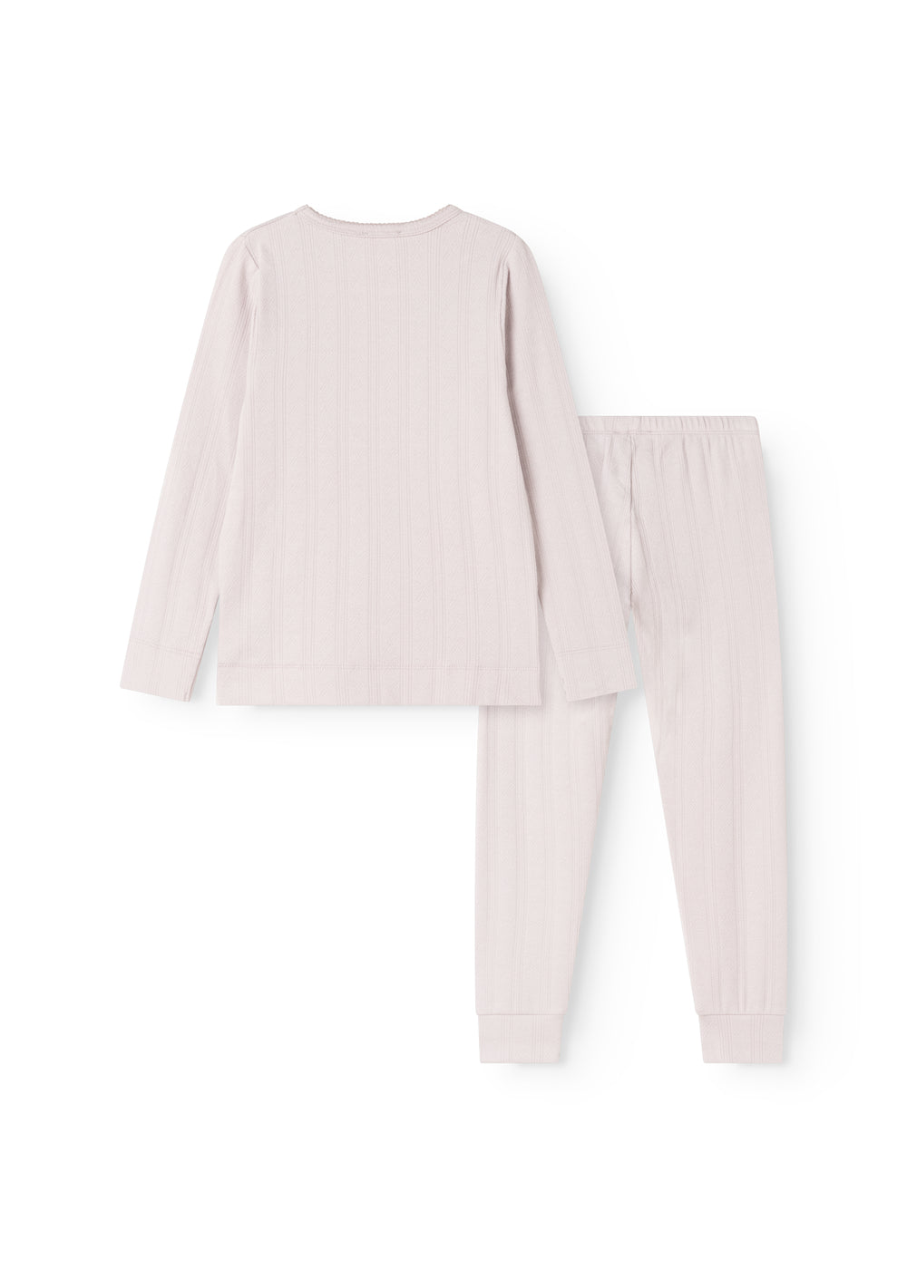 To-delt børnepyjamas i lys lilla: langærmet bluse og lange bukser med ens mønster.