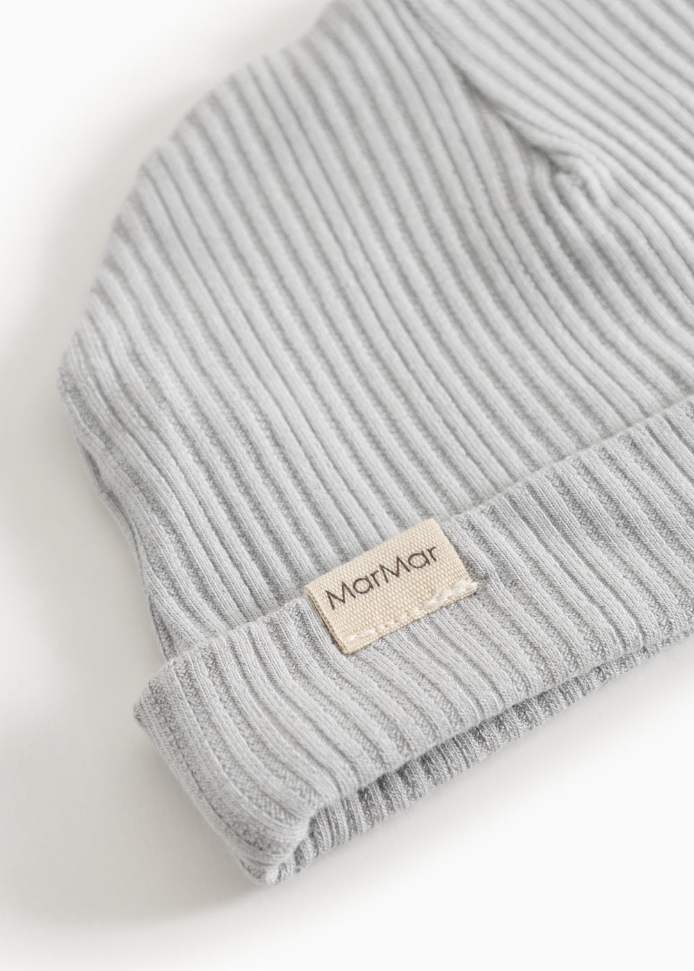 Grå ribstrikket babyhue med MarMar-logo-patch på opsmøget kant