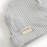 Grå ribstrikket babyhue med MarMar-logo-patch på opsmøget kant