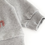Grå babybluse med ribkant ved ærmer og nederkant