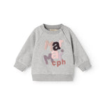 Grå babybluse med farvet bogstavprint foran og lange ærmer