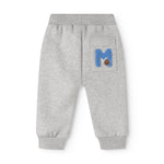 Grå babybukser med blå logo-patch og elastiske manchetter