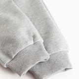 Grå joggingbukser med ribkant ved benafslutning