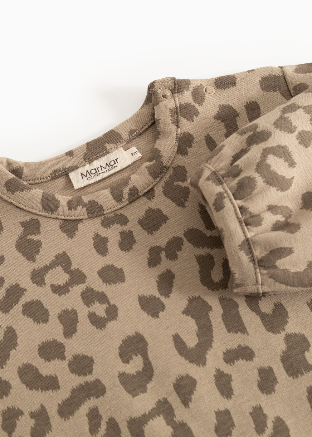 Leopardsmønstret bluse med rund halsudskæring og knappestolpe ved skulder