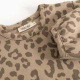 Leopardsmønstret bluse med rund halsudskæring og knappestolpe ved skulder
