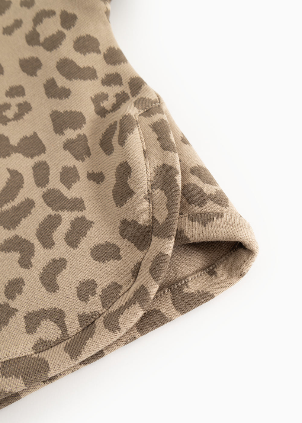 Leopardsmønstret bluse med lange ærmer og kant i samme tone