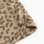 Leopardsmønstret bluse med lange ærmer og kant i samme tone