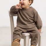 Dusty brown babybukser på barn med elastiklinning og manchet ved anklen